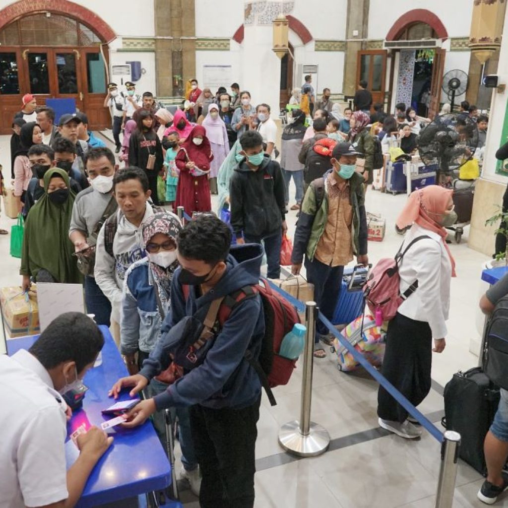 Kepadatan penumpang di Stasiun Semarang Tawang Bank Jateng. Foto: Dok. Humas KAI Daop 4 Semarang
