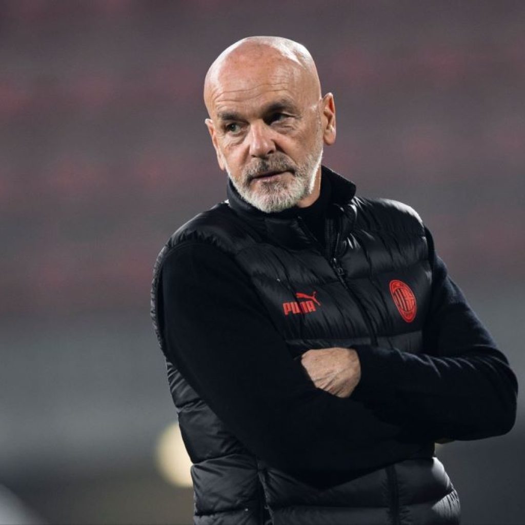 Pelatih AC Milan, Stefano Pioli ingin laga timnya dengan Fiorentina jadi bentuk penghormatan mendiang Joe Barone. Foto: x.com/AC_MilanFR