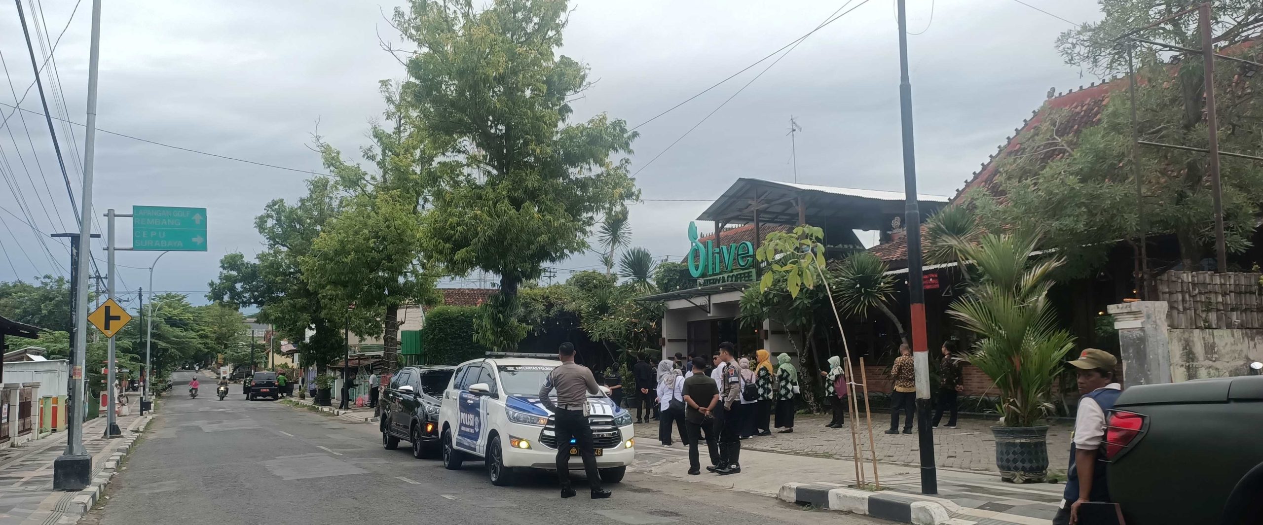 Jokowi kunjungan ke Blora, APH berjaga di salah satu restoran. Foto: Dok. Lilik Yuliantoro