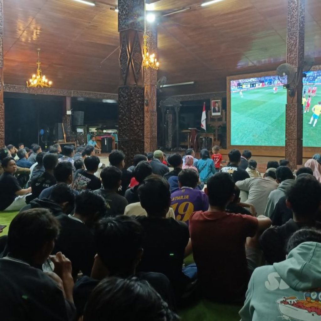 Adakan Nobar Piala Asia 2023 di Pendopo Rumah Dinas Bupati, Penonton Membludak 