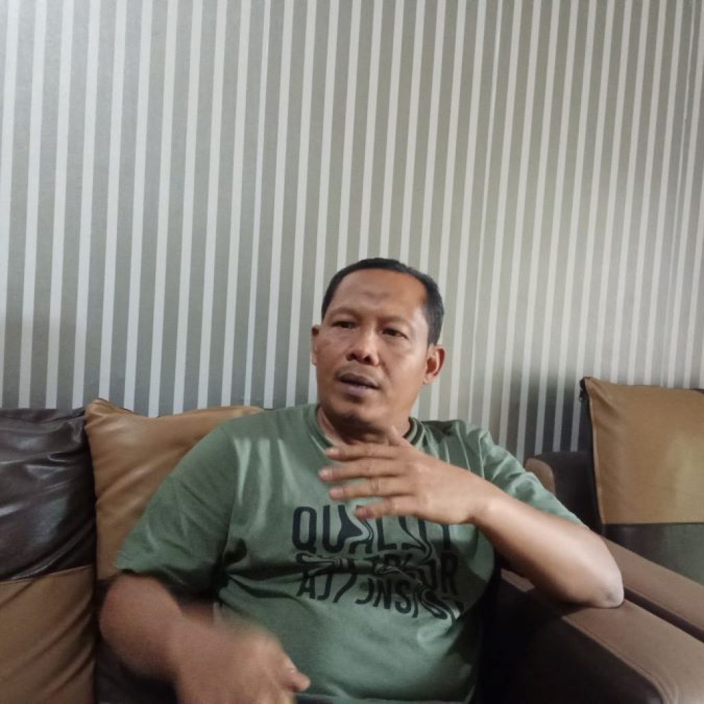 Penjelasan Ketua DPC KAI dan Praktisi Hukum Kabupaten Blora, Sugiyarto terkait kebakaran minyak ilegal di Plantungan. Foto: Dok. Lilik Yuliantoro