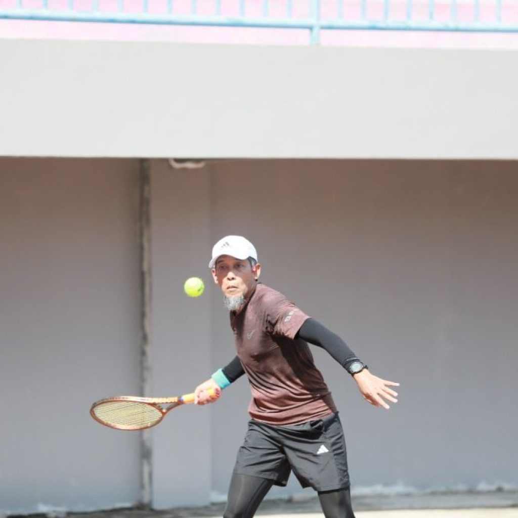 Sekda Jateng, Sumarno mengikuti Specta Jateng Open Tennis Tournament 2024. Foto: Istimewa