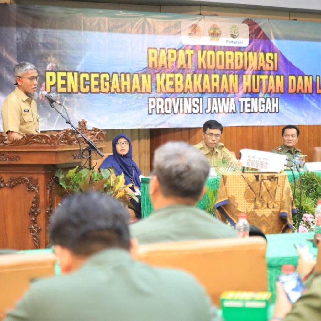 Sekda Pemprov Jateng, Sumarno pimpin rakor pencegahan karhutla di Rimba Graha Semarang, Senin (26/8/2024). Foto: Dok Pemprov Jateng
