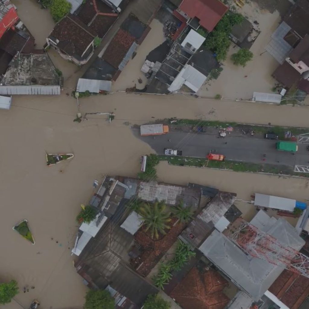 Jalan provinsi penghubung Semarang-Purwodadi terkena imbas Sungai Tuntang yang meluap. Foto: Dok. istimewa