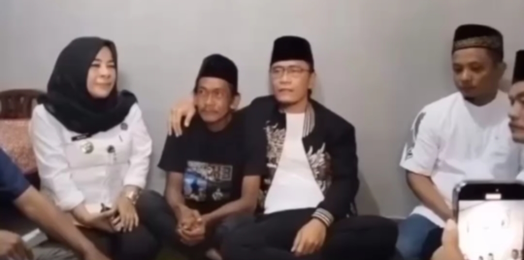 Sosok Sunhaji, penjual es teh viral yang diolok-olok Gus Miftah. Foto: Tangkapan Layar instagram.com/bantentrending