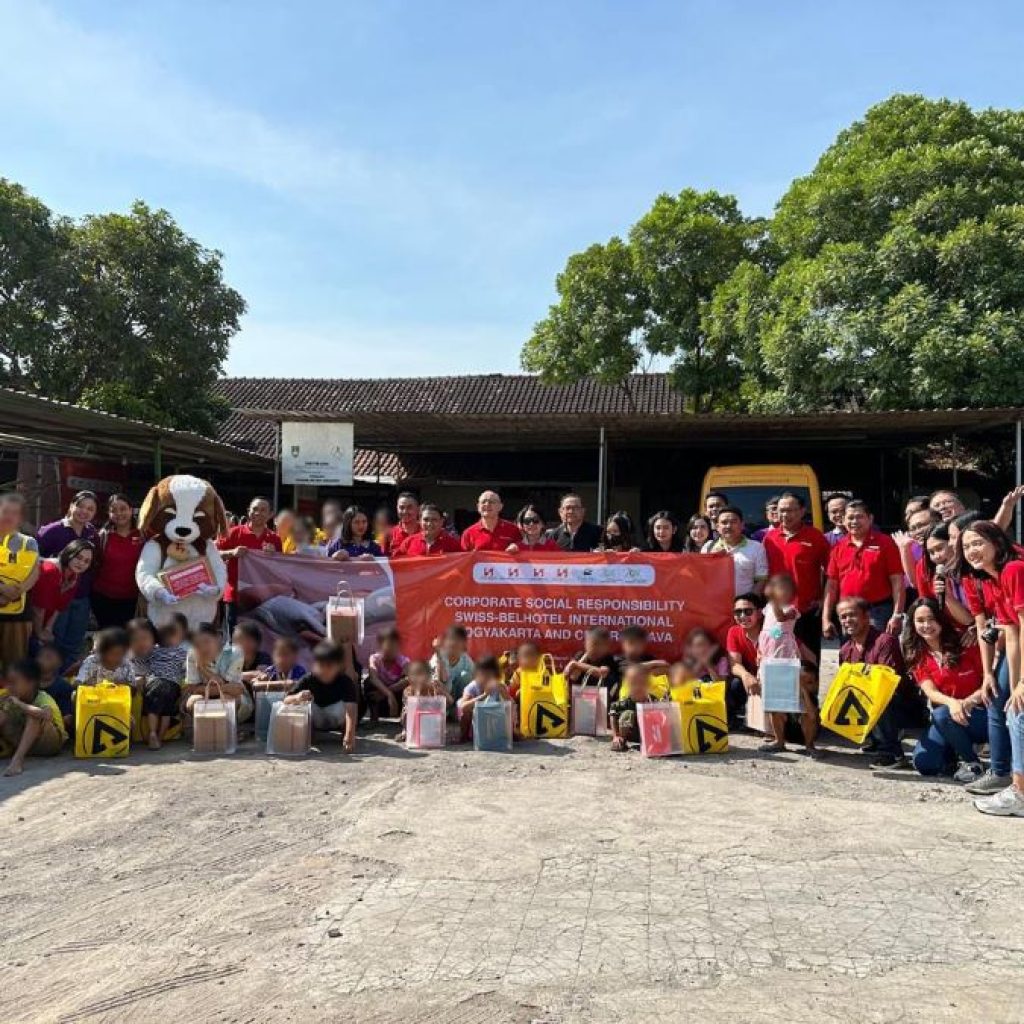 Gabungan jaringan Hotel Swiss-Belhotel Internasional di Jogja, Solo, dan Semarang bagikan sejumlah bantuan kepada Yayasan Lentera Surakarta. Foto: Dok. istimewa.