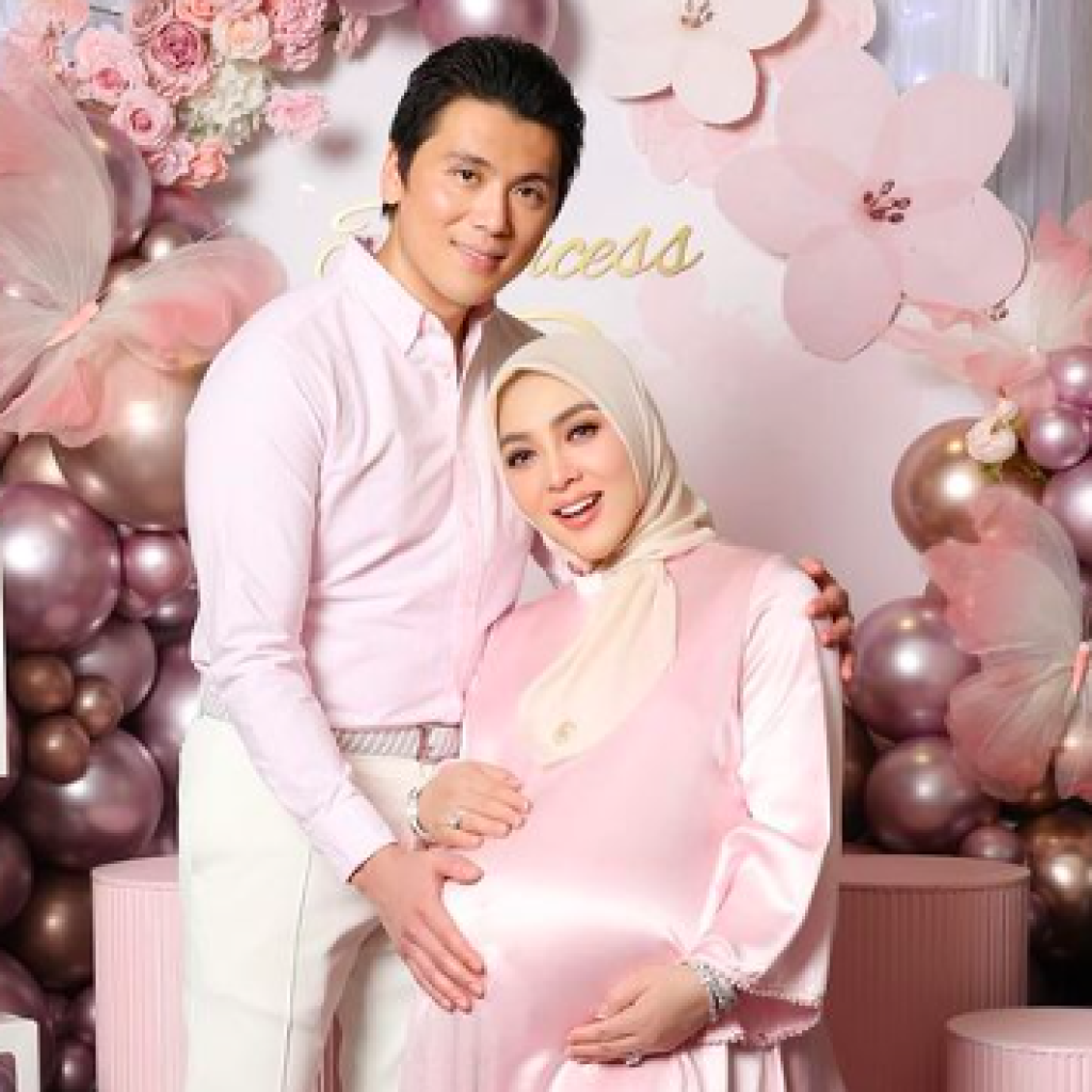 Syahrini Sambut Putri Pertamanya di Hari Ulang Tahun ke-44, Reino Barack Setia Dampingi