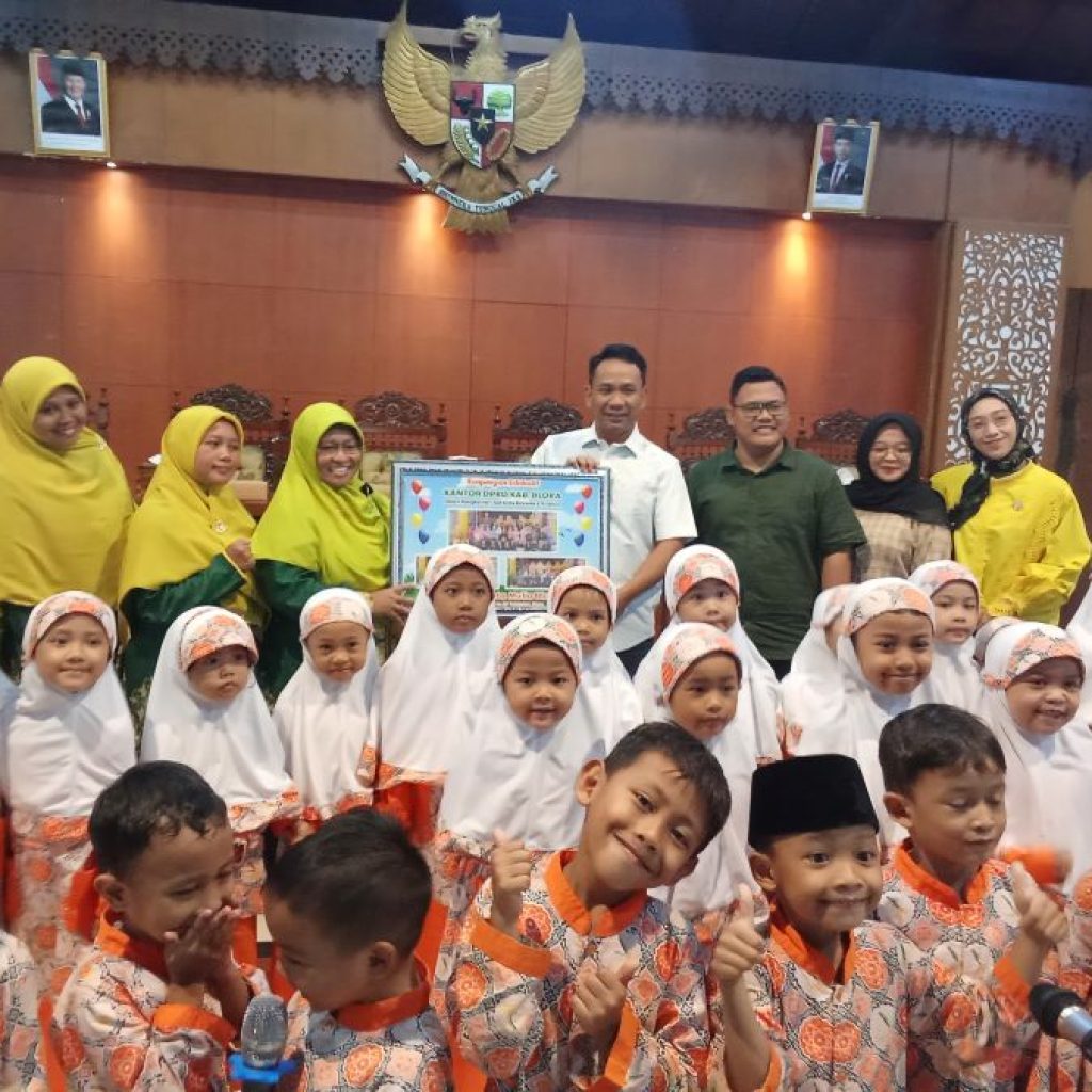 Siswa-siswi dari Taman Kanak-kanak Islam Terpadu (TKIT) Permata Mulia Blora di Kantor DPRD Blora. Foto: Dok. Lilik Yuliantoro
