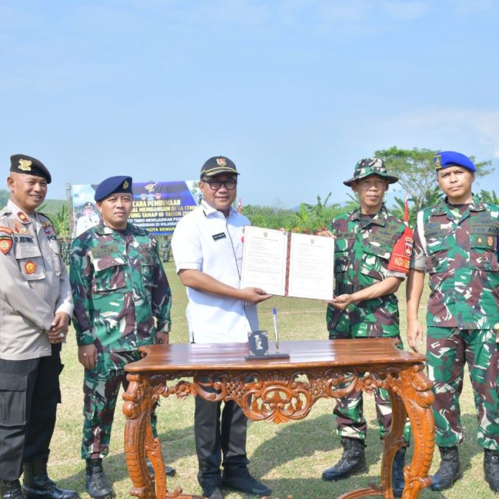 Sekda Semarang, Iswar Aminuddin terima penghargaan TMMD. Foto: Dok. Pemkot Semarang