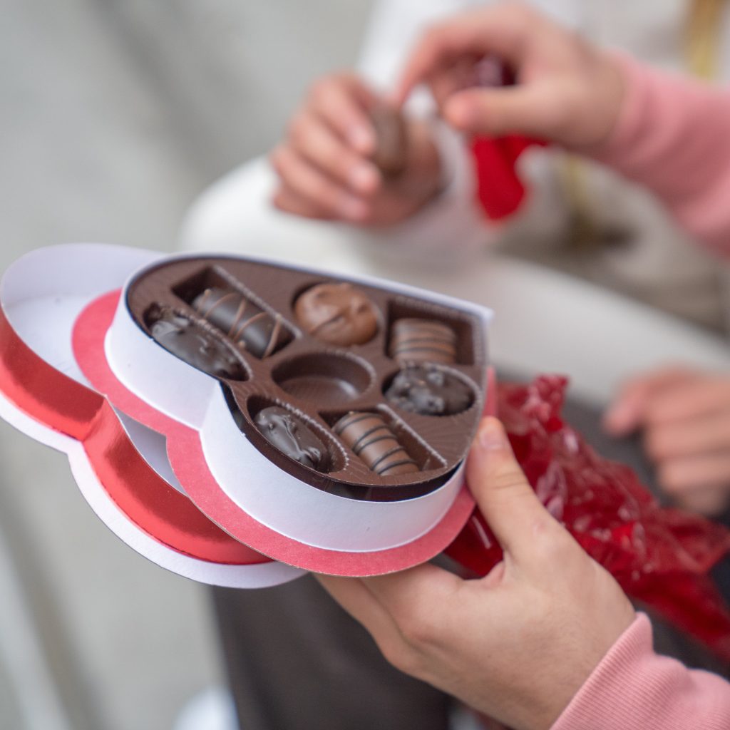 TUTURPEDIA - Unik! TPS di Denpasar Pilih Konsep Valentine Bernuansa Pink, Ada Permen hingga Hadiah Coklat untuk 100 Pemilih Pertama