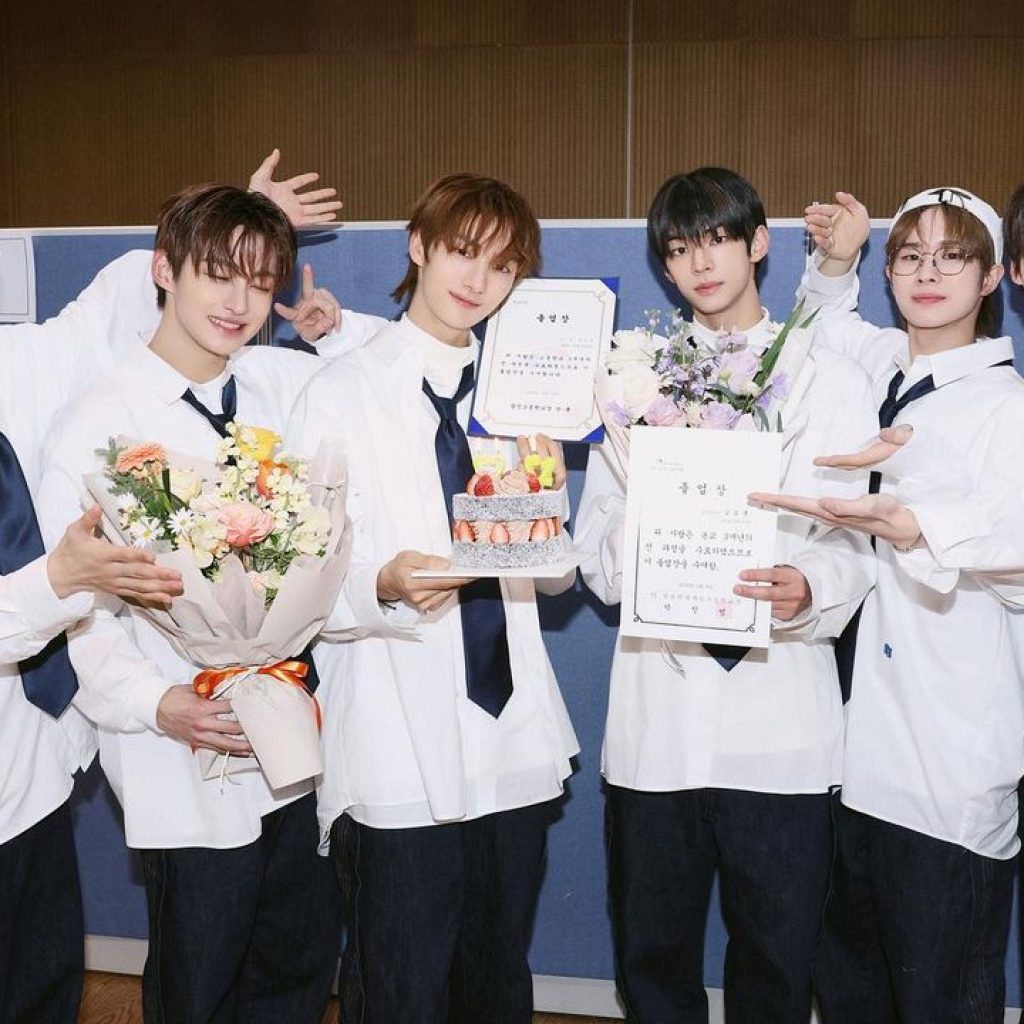 TWS meraih trofi pertamanya di Acara Show Champion. Foto: instagram.com/tws_pledis