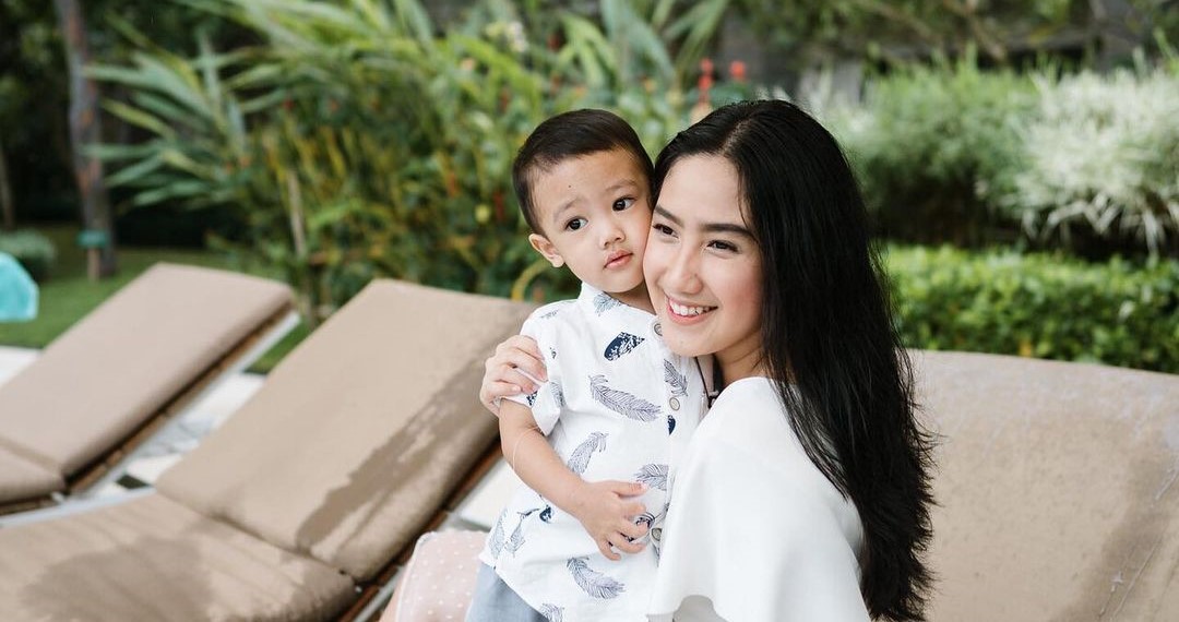 Tamara Tyasmara bersama alm. sang anak yang meninggal tenggelam pada 27 Januari 2024. Foto: instagram.com/tamaratyasmara