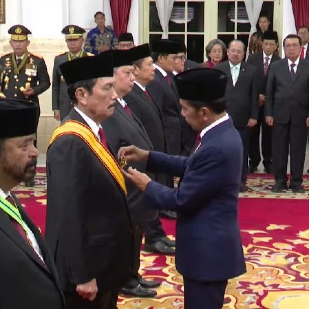 Presiden Jokowi beri gelar kehormatan pada 64 tokoh bangsa. Foto: setkab.go.id