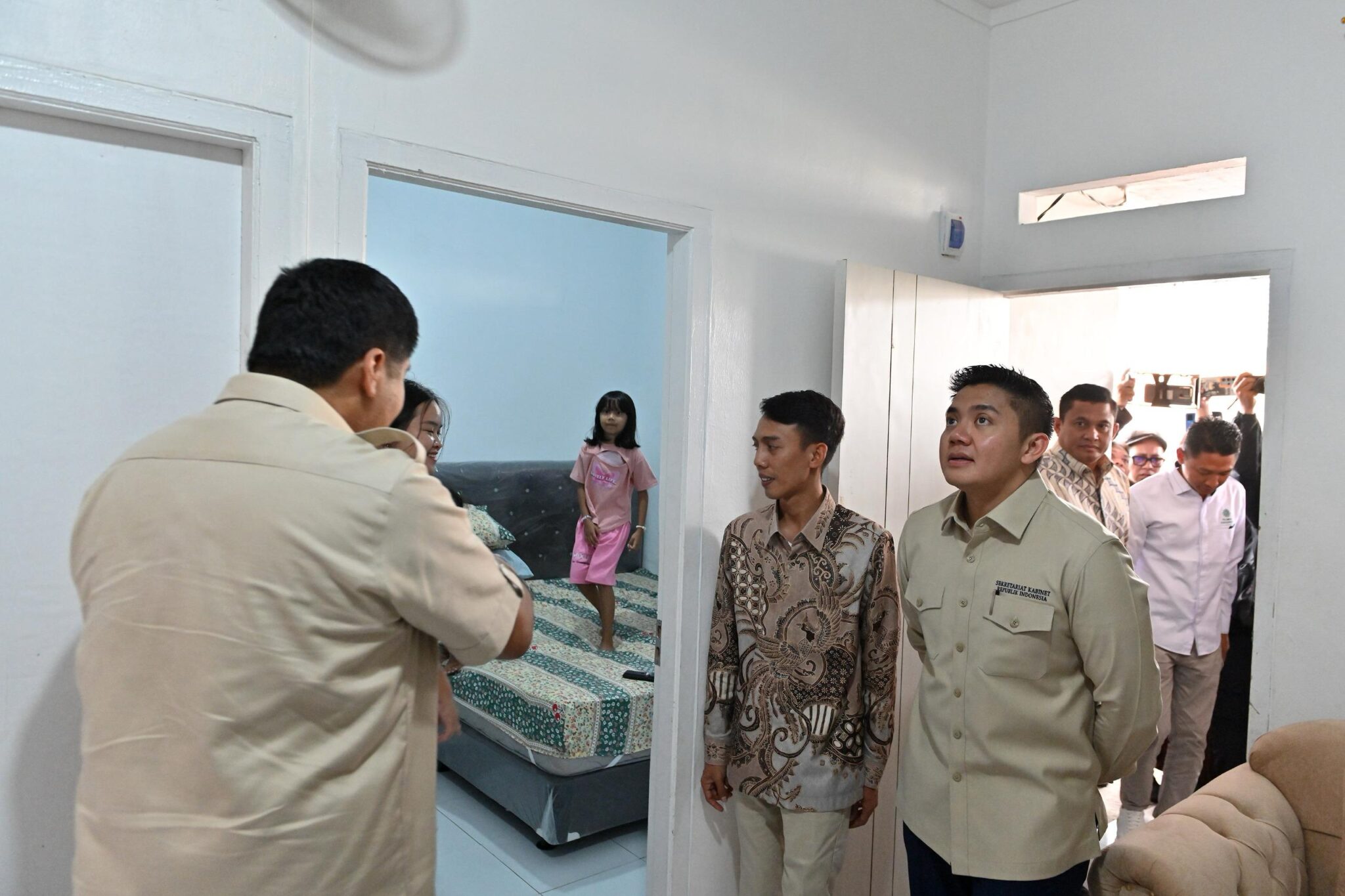 Sekretaris Kabinet (Seskab) Teddy Indra Wijaya bersama dengan Menteri Perumahan dan Kawasan Permukiman (PKP) Maruarar Sirait meninjau salah satu rumah subsidi untuk guru di Perumahan Pesona Kahuripan 10, Cileungsi, Jawa Barat, Selasa (25/03/2025). Read more: https://setkab.go.id/pemerintah-serahkan-rumah-subsidi-untuk-guru-wujud-konkret-bantuan-rumah-untuk-rakyat/