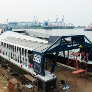 Coldplay Sumbang Kapal Neon Moon II untuk Bersihkan Sungai Cisadane