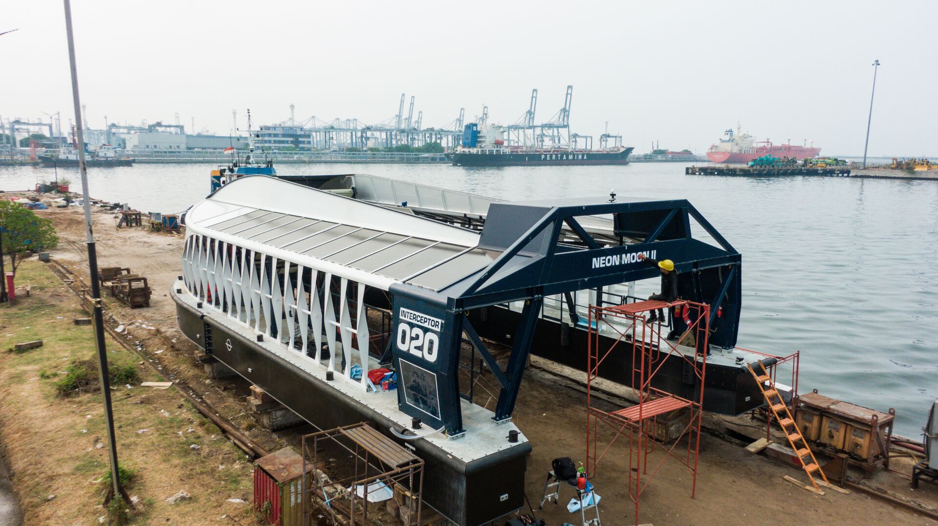 Kapal pembersih sampah dari Coldplay yang bernama Neon Moon II akan membersihkan sampah di Sungai Cisadane. FOTO: Website The Ocean Cleanup.