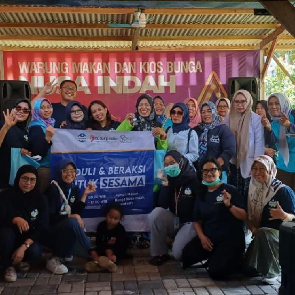 Kegiatan Sosial Peduli dan Beraksi untuk Sesama di Rumah Makan Bunga Nusa Indah. Foto: Theater Indonesia