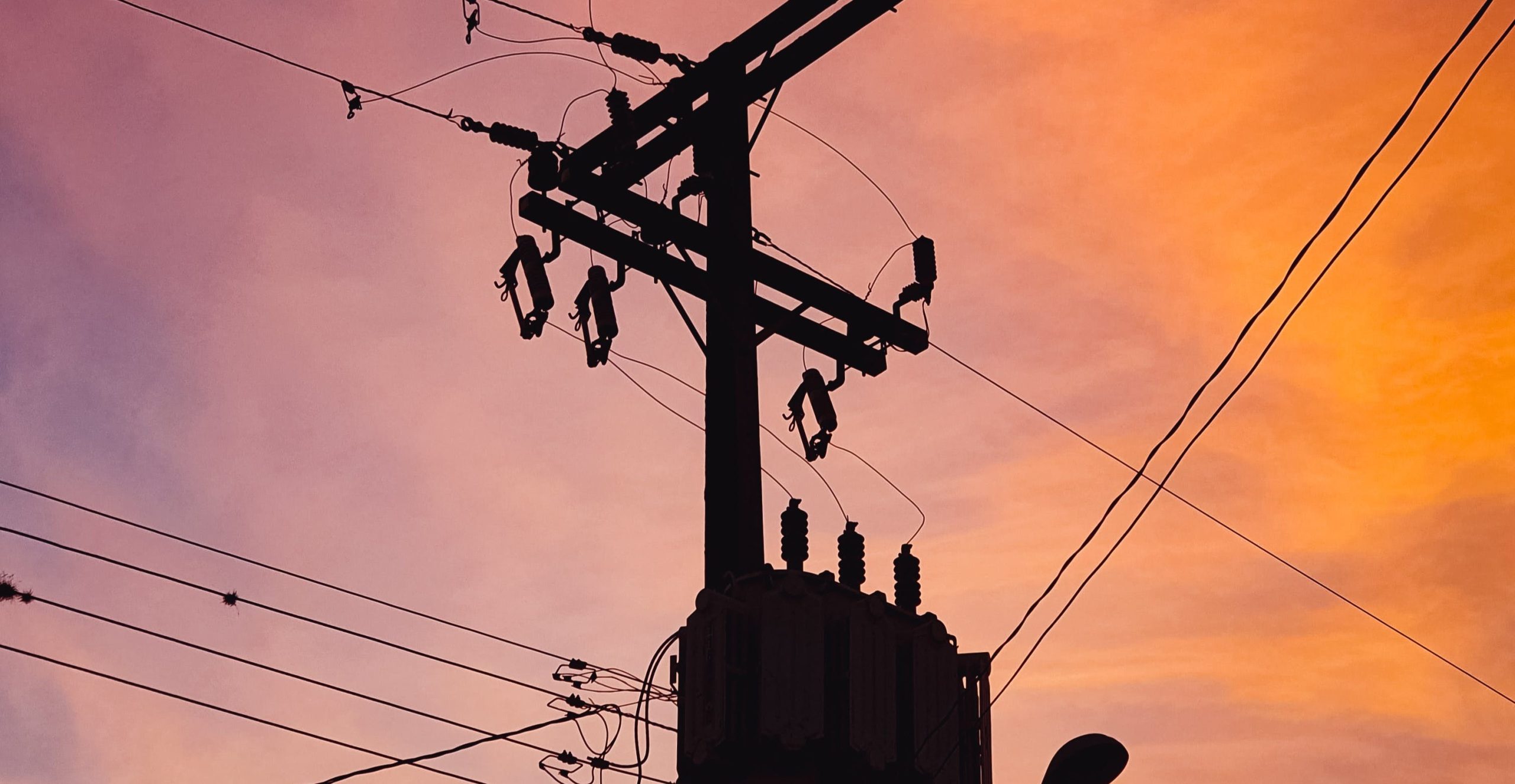 Seorang warga di Sidoarjo dikenakan Rp11 juta oleh untuk pindah tiang listrik. Foto: pexels.com/Jonas Ferlin