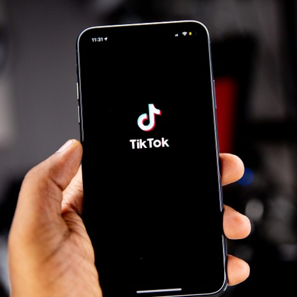 TikTok. (Foto: Unsplash oleh Solen Feyissa)