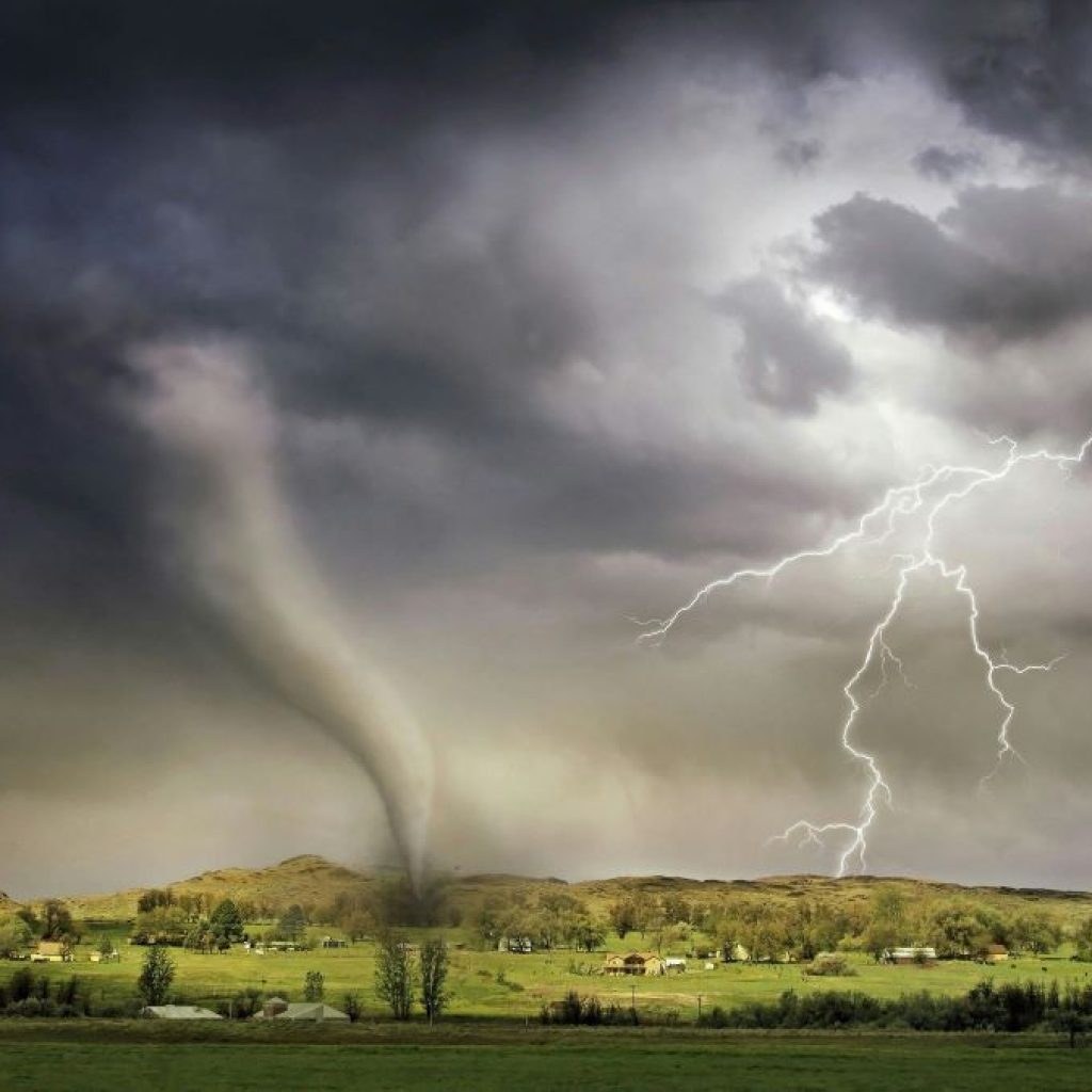Terjadi badai tornado di Rancaekek, Bandung. Foto: pexels.com/ralph-w-lambrecht