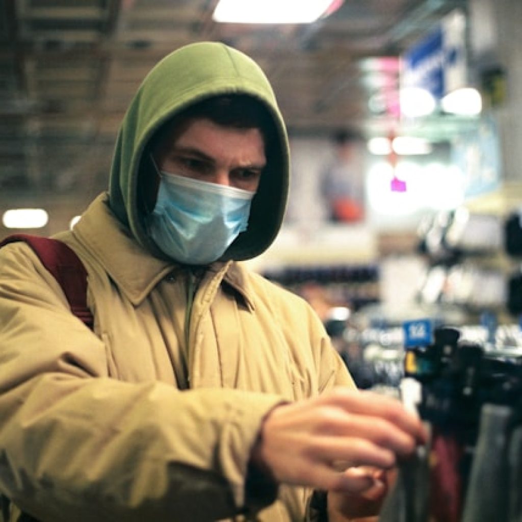 Mengenal tren doom spending yang ramai di kalangan gen Z. Foto: unsplash.com/shnipelson