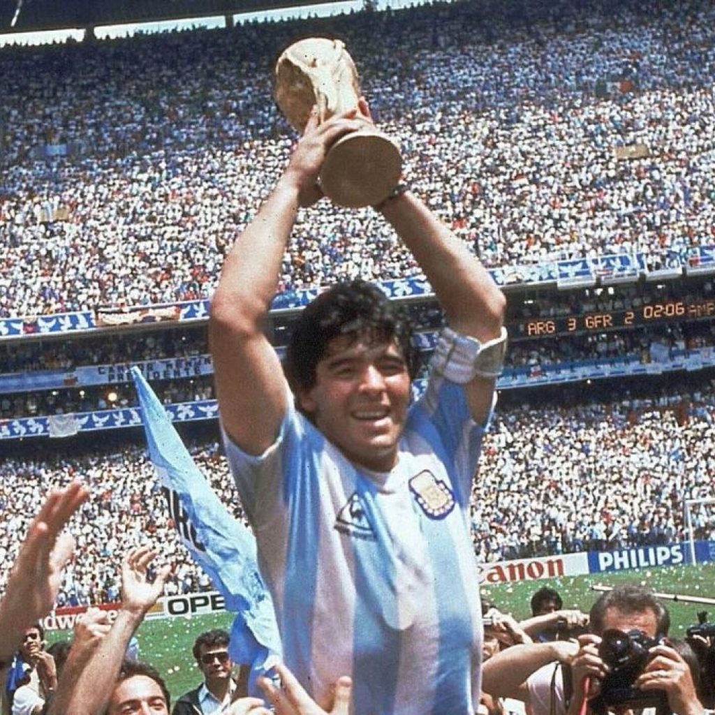 TUTURPEDIA - Trofi Bola Emas Maradona Dilelang, Berapa Harganya?