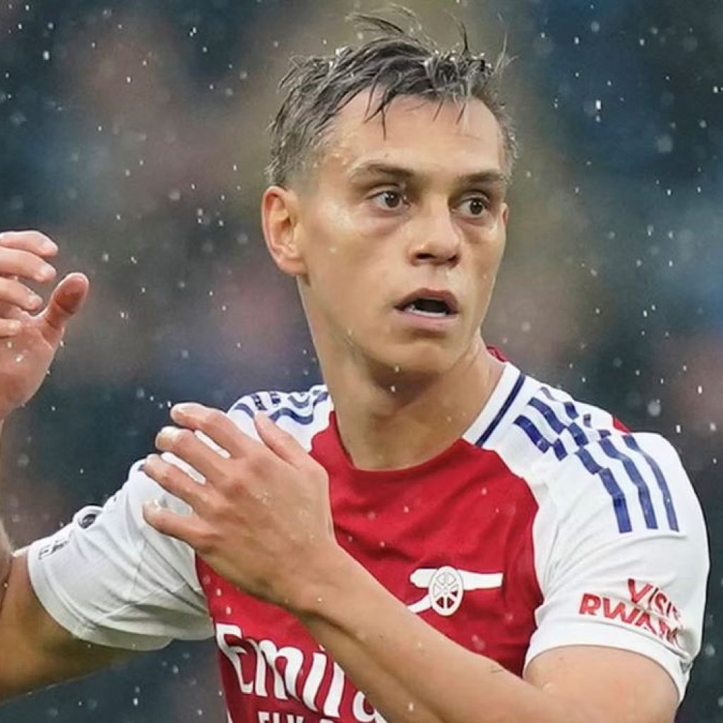 Ini penyebab Leandro Trossard mendapat dua kartu kuning di laga Arsenal vs Man City. Foto: x.com/DailyAFC