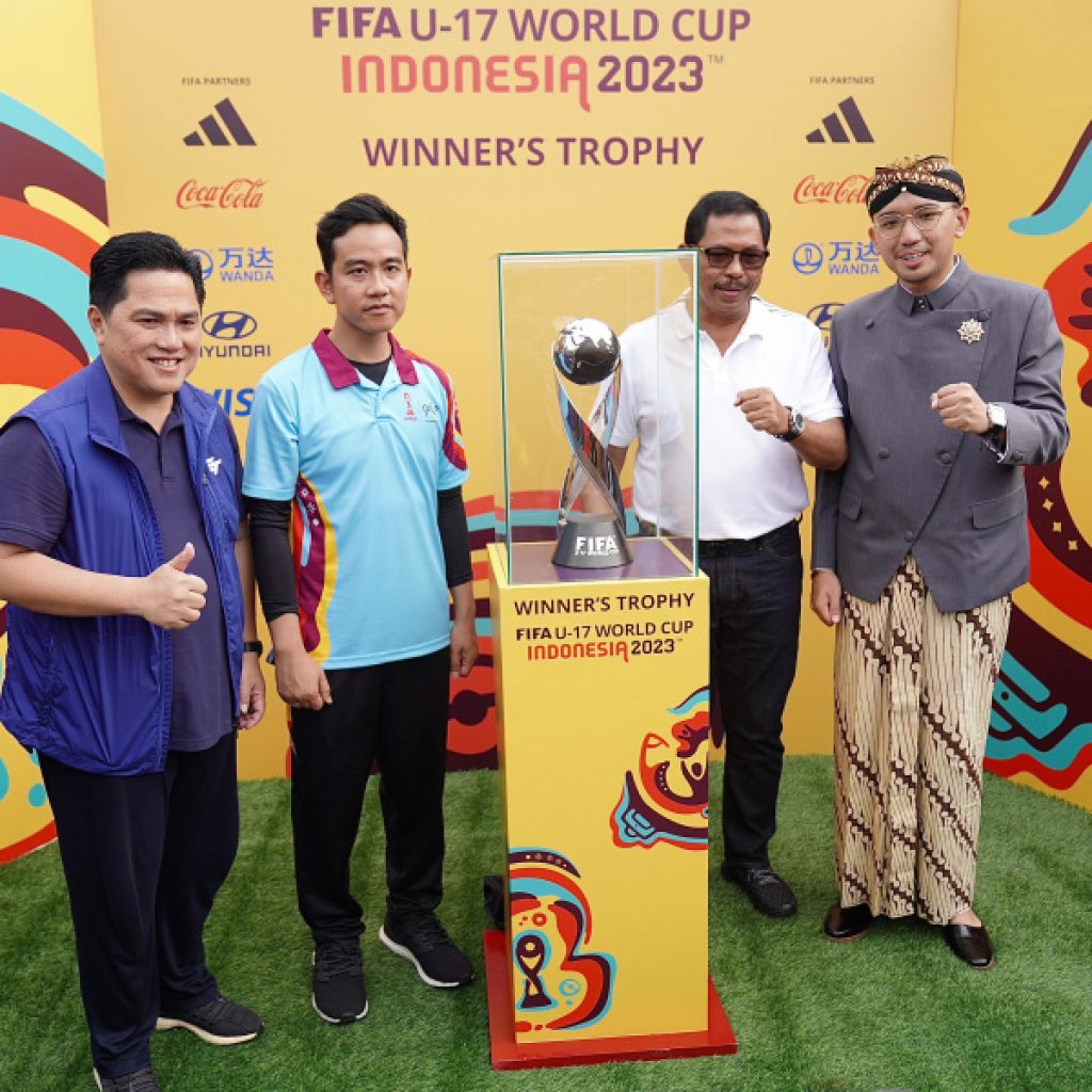 Erick Thohir dan Gibran tutup tur trofi Piala Dunia U-17. Foto: Laman PSSI