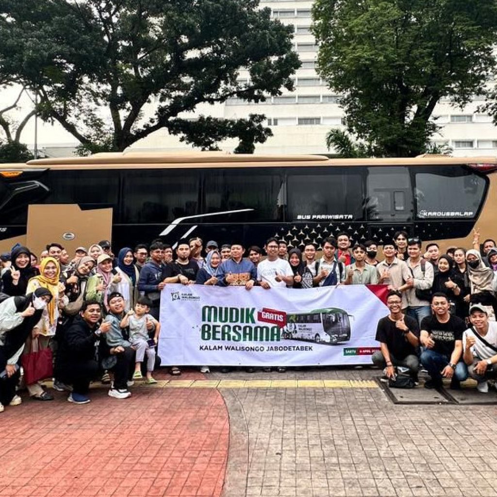Alumni UIN Walisongo Semarang mengadakan mudik gratis. Foto: Laman Kemenag