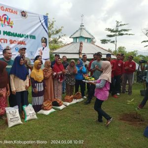 Keberanian Emak-emak Berikan Kue di Hari Ulang Tahun Bupati Blora