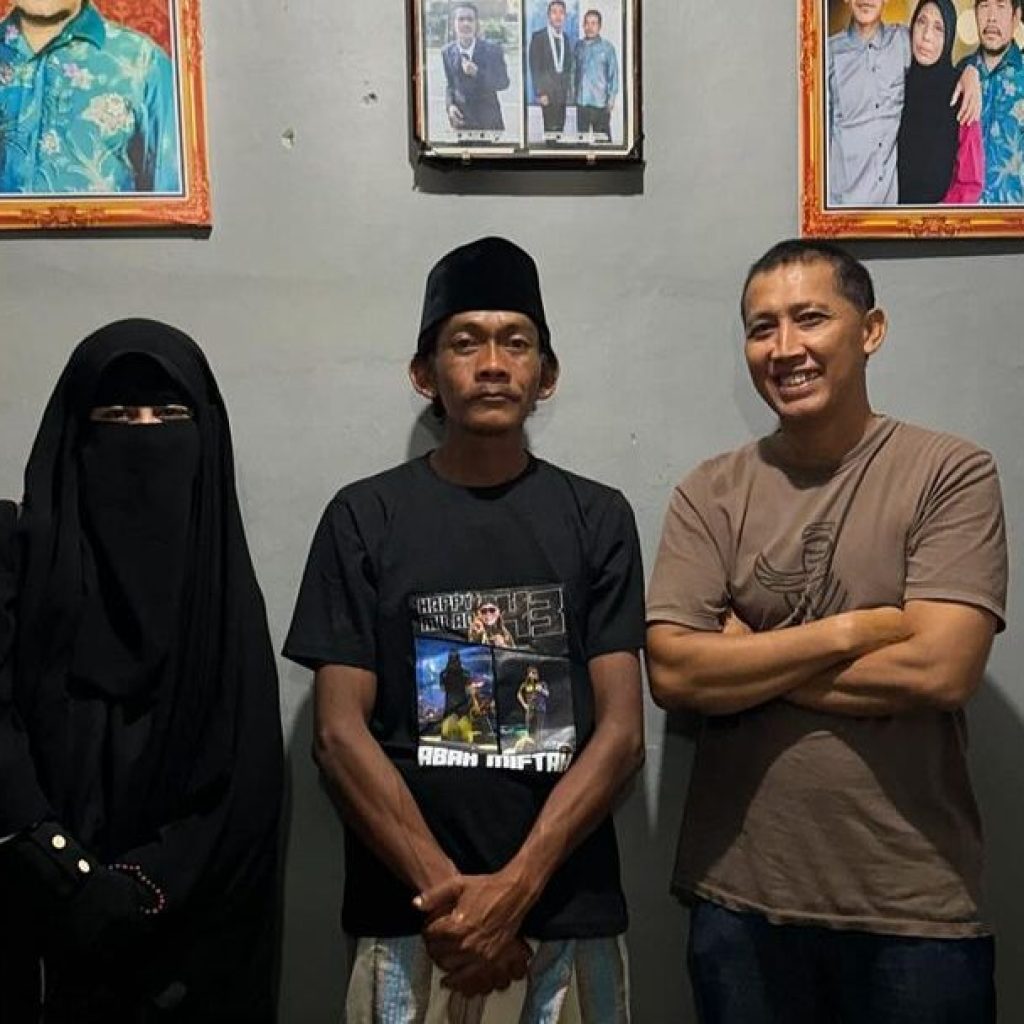 Umi Pipik menemui Sunhaji penjual es teh. Foto: instagram.com/_ummi_pipik_