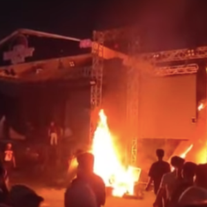 Batal Digelar, Penonton Rusuh Bakar Panggung Konser Lentera Festival: Begini Respon Netizen!