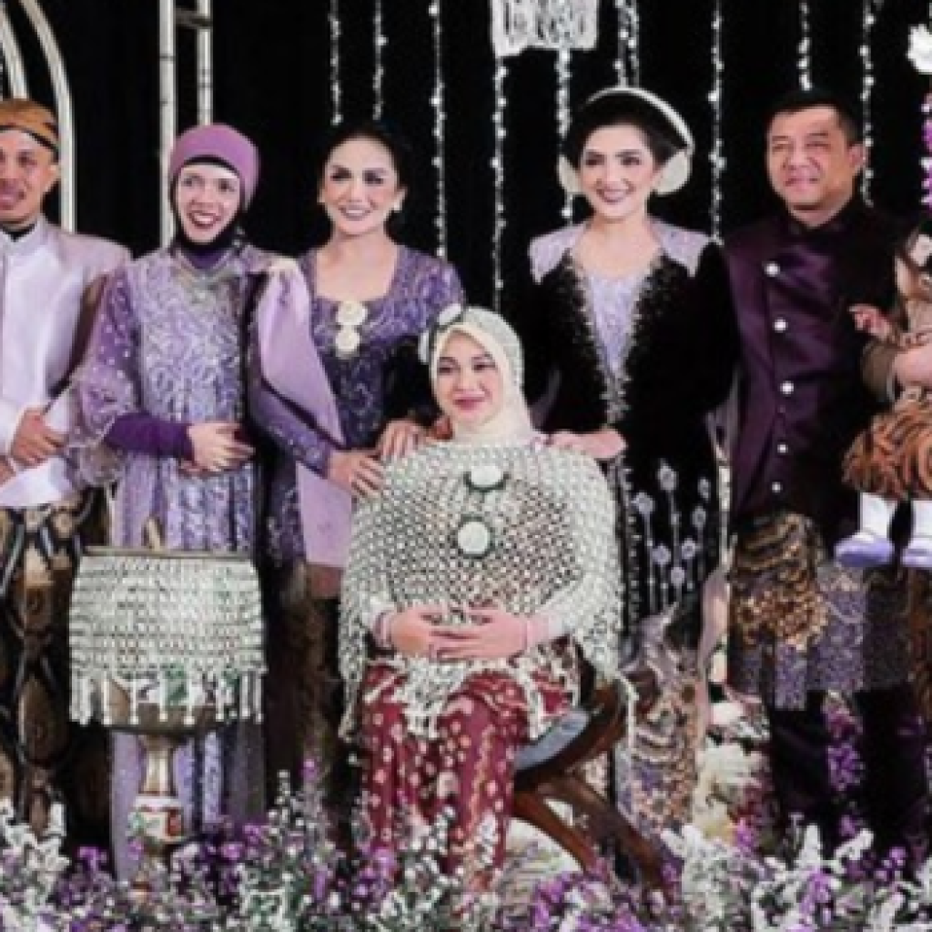 Potret Busana Serba Ungu di Prosesi Mitoni Aurel Hermansyah dan Atta Halilintar