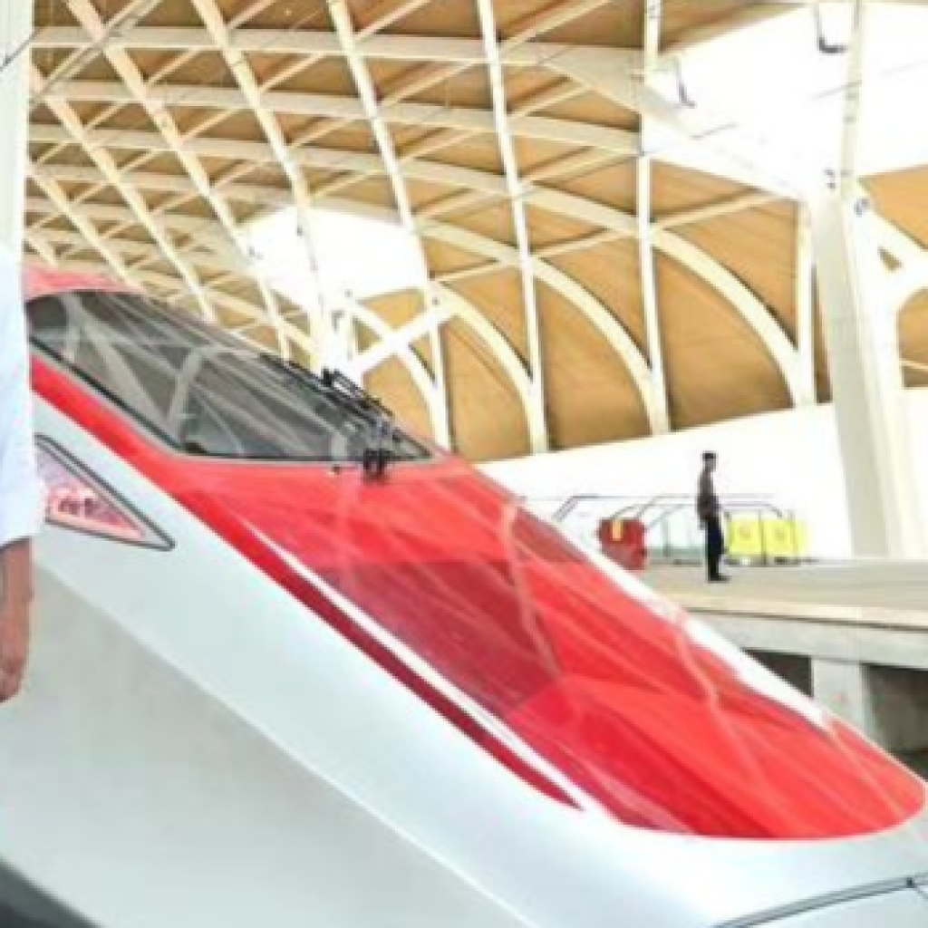 Jokowi melakukan uji coba Kereta Cepat Jakarta-Bandung. FOTO: Instagram.com/jokowi