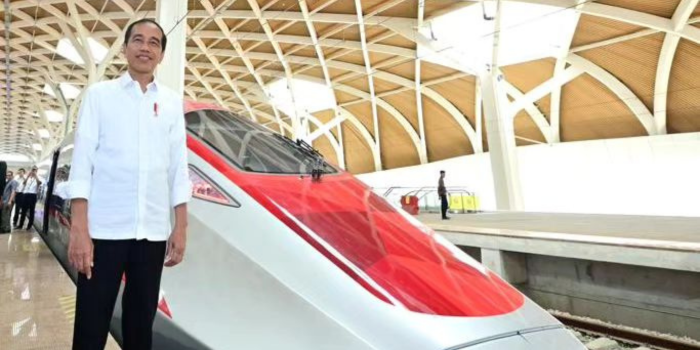 Jokowi melakukan uji coba Kereta Cepat Jakarta-Bandung. FOTO: Instagram.com/jokowi