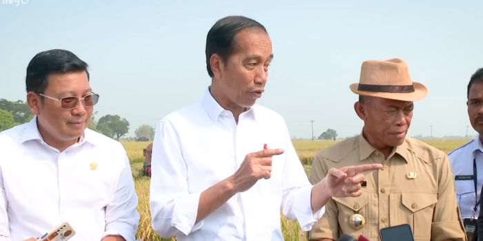 Jokowi pastikan hasil panen padi tetap maksimal. FOTO: YouTube Sekretariat Presiden