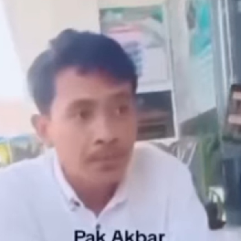 Akbar Sarosa, guru yang dipolisikan dan dituntut Rp 50 juta karena hukum murid yang tidak shalat. FOTO: Instagram.com/ndorobei.official