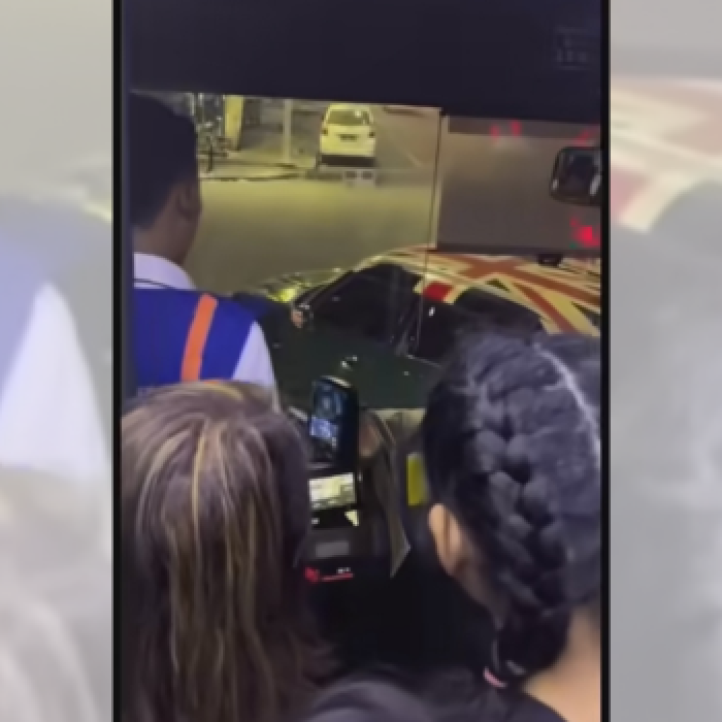 Mobil mini cooper hadang Bus Transjakarta. FOTO: Instagram.com/folkshitt