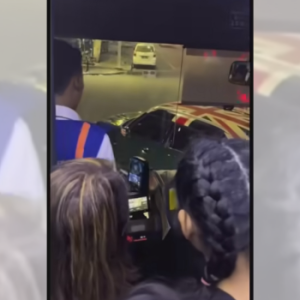 Viral! Mini Cooper Adang Bus Transjakarta, Polisi Turun Tangan untuk Mediasi