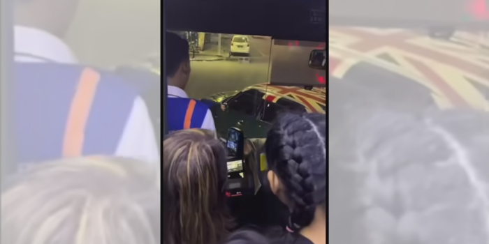 Mobil mini cooper hadang Bus Transjakarta. FOTO: Instagram.com/folkshitt