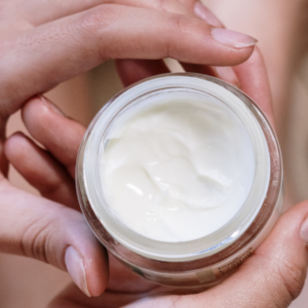 Cara cek label halal MUI di skincare. FOTO: Pexels.com/cottonbro studio