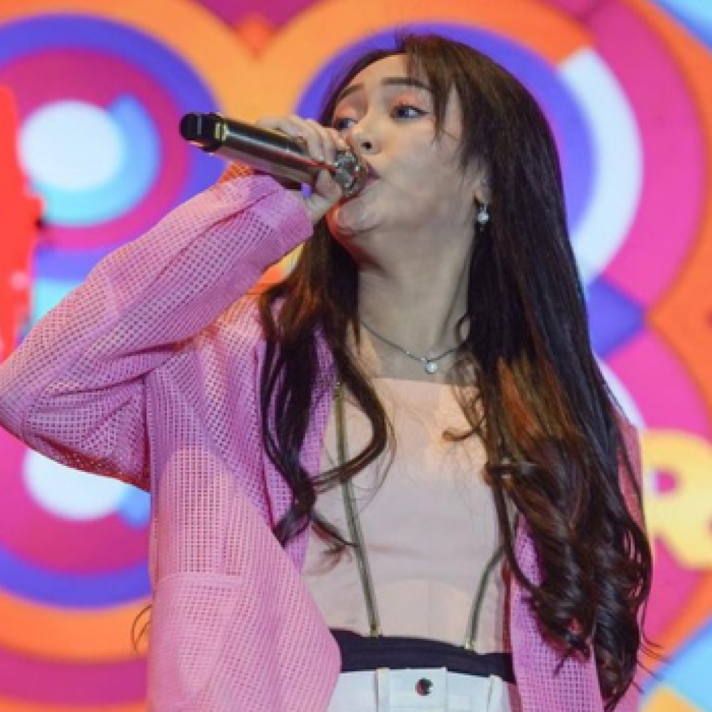 Lirik lagu Dumes versi Happy Asmara lengkap dengan terjemahannya dalam bahasa Indonesia. Foto: Instagram @happy_asmara77