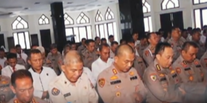 Polda Sumsel adakan salat gaib bersama untuk mengenang wafatnya Kombes Pol. Agung Marlianto. FOTO: Tangkapan layar TikTok @humaspoldasumsel8