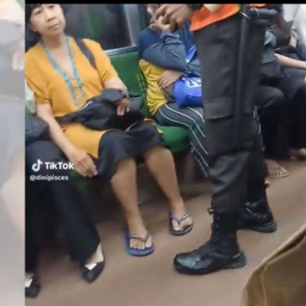 Seorang wanita paruh baya bikin keributan di KRL. Foto: X.com/racunracunracun