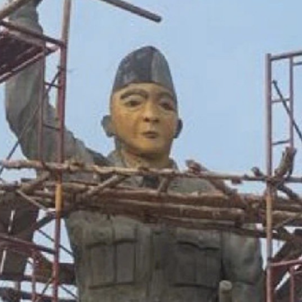 Patung Bung Karno di Banyuasin ramai dikritik warga. FOTO: TikTok @akumahojol