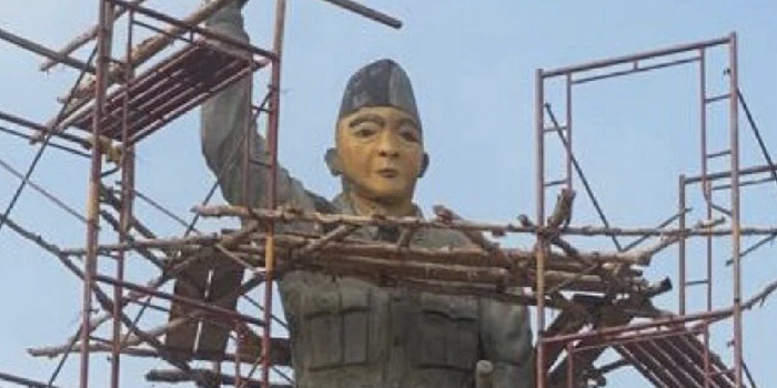 Patung Bung Karno di Banyuasin ramai dikritik warga. FOTO: TikTok @akumahojol