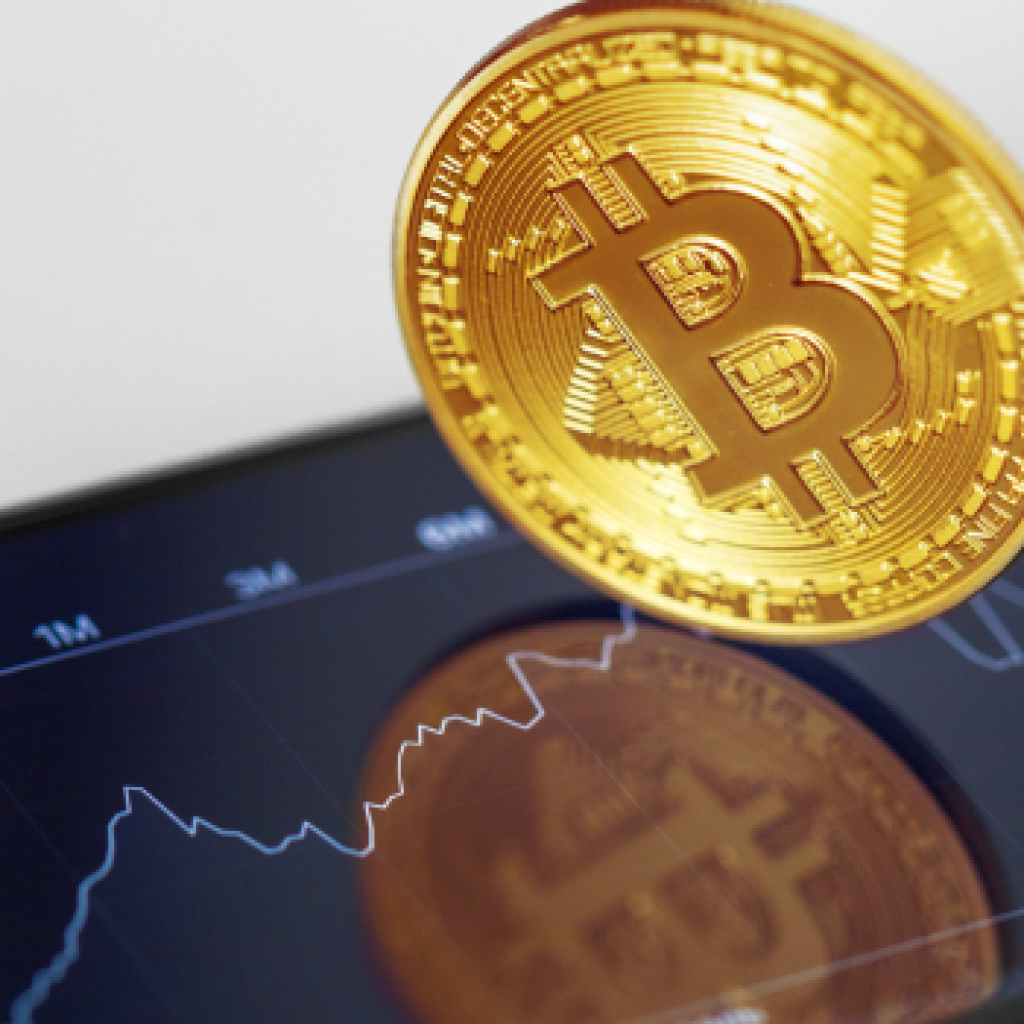 Harga Bitcoin meningkat hasil dari peningkatan hasil dari antisipasi penayangan Bitcoin ETF. FOTO: freepik.com/fabrikasimf