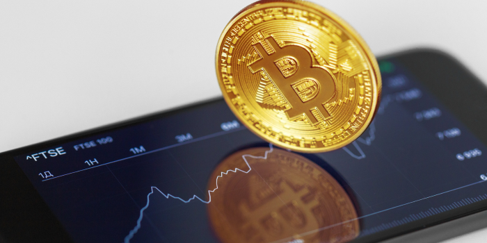 Harga Bitcoin meningkat hasil dari peningkatan hasil dari antisipasi penayangan Bitcoin ETF. FOTO: freepik.com/fabrikasimf