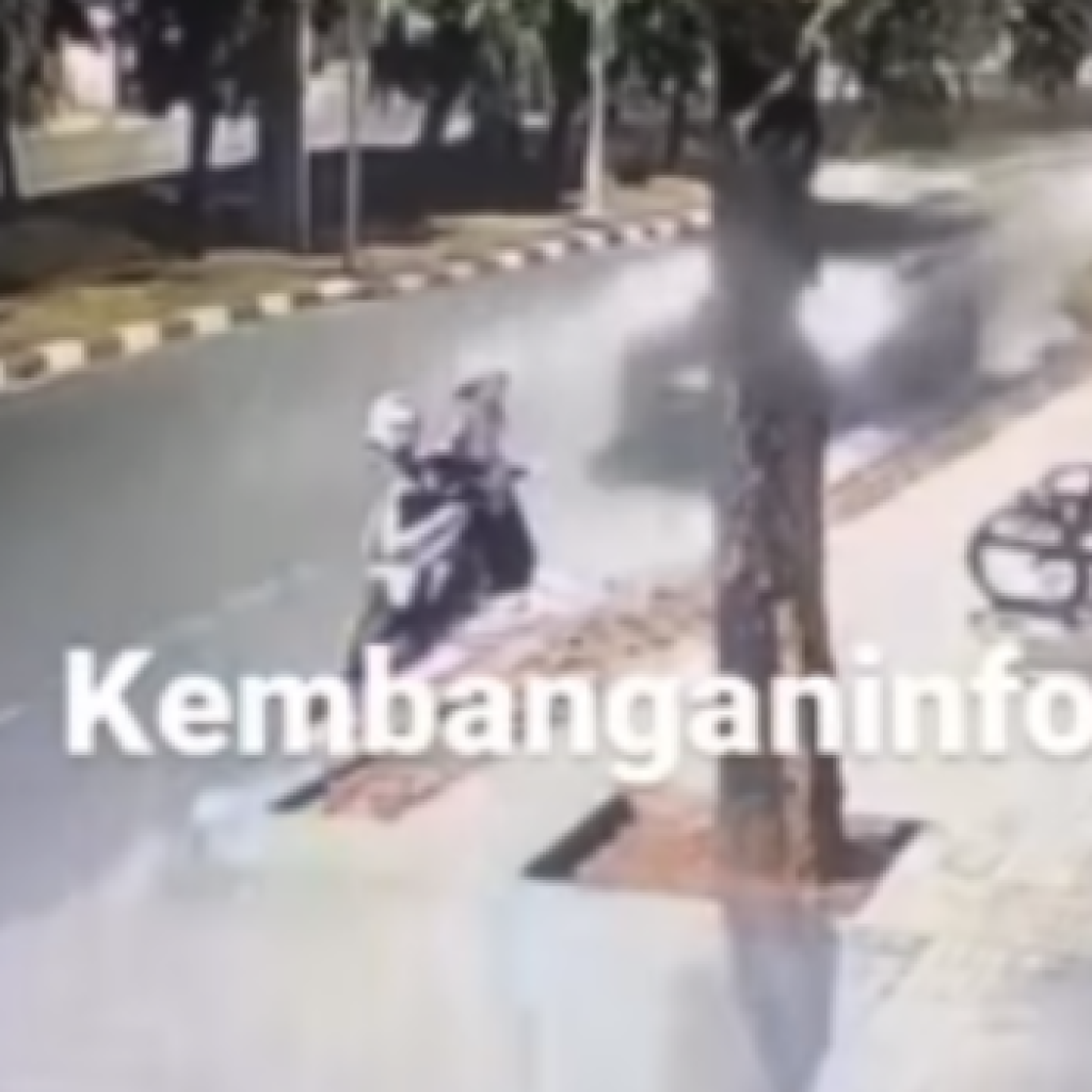 Mobil Toyota Fortuner tabrak seorang wanita hingga terpental. Foto: Instagram.com/pasarlamaupdate