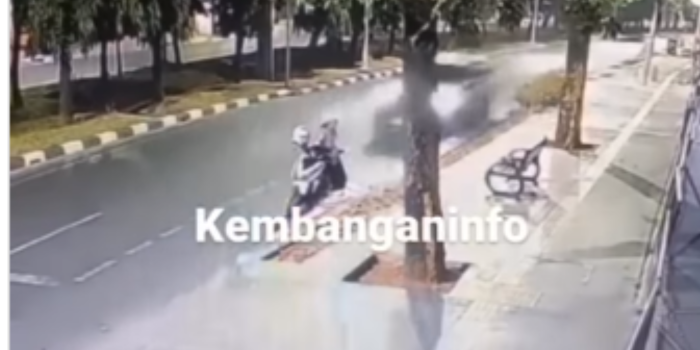 Mobil Toyota Fortuner tabrak seorang wanita hingga terpental. Foto: Instagram.com/pasarlamaupdate